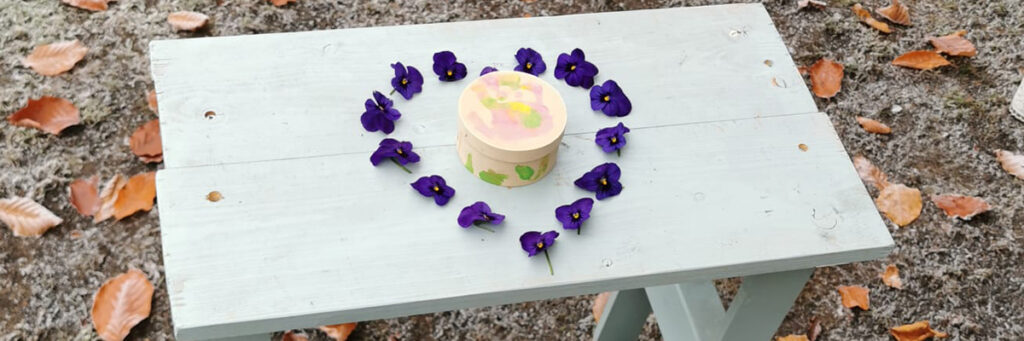 Foto 04 Viooltjes krukje 1200x400 Miskraambegeleiding Breda